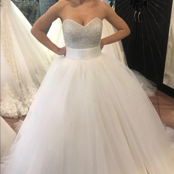 Wedding dress Brand new XS/S - Picture 2 of 3